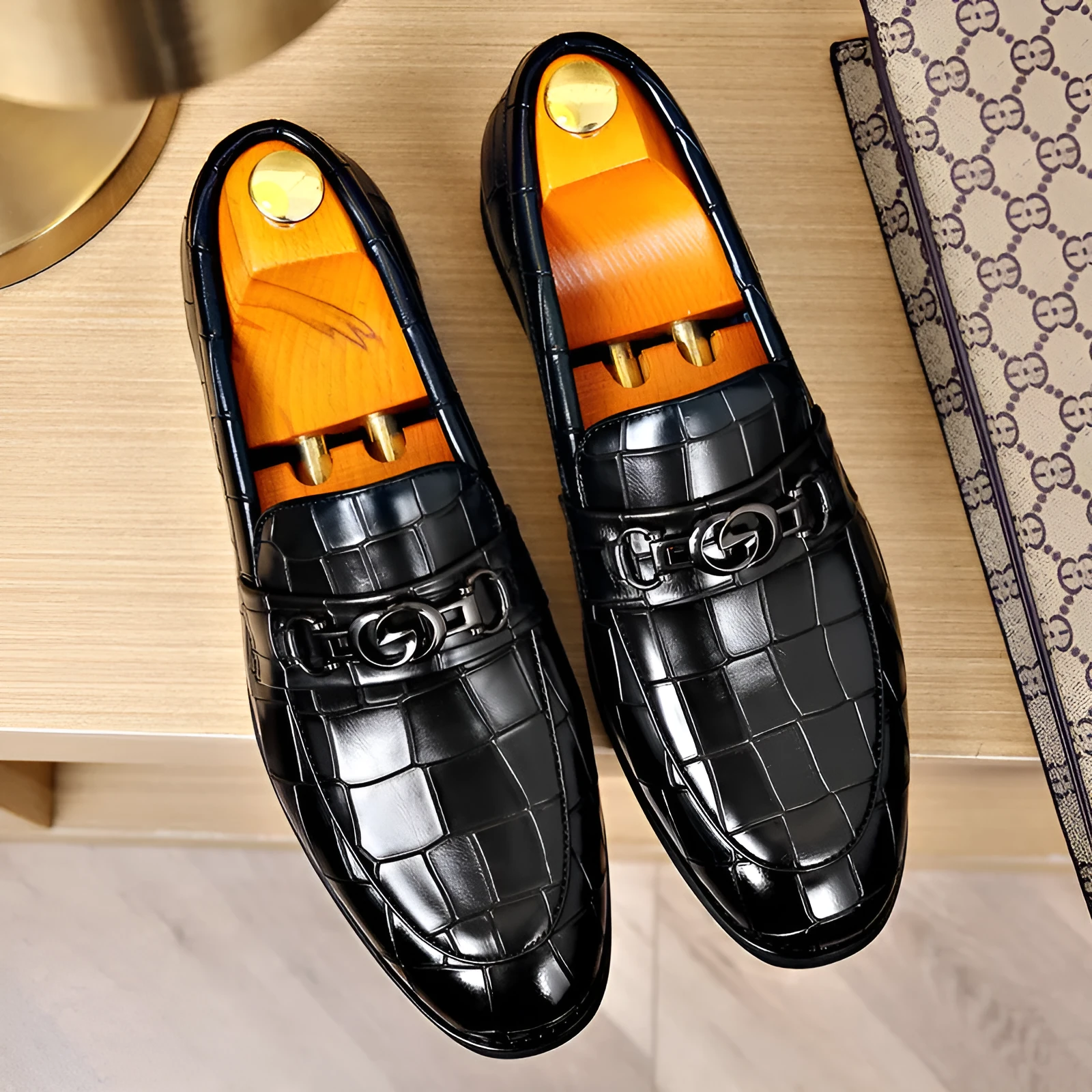 Men's business casual leather shoes with embossed pedal horsebit buckle in solid colour, rubber sole, wedge heel, sizes 38-48