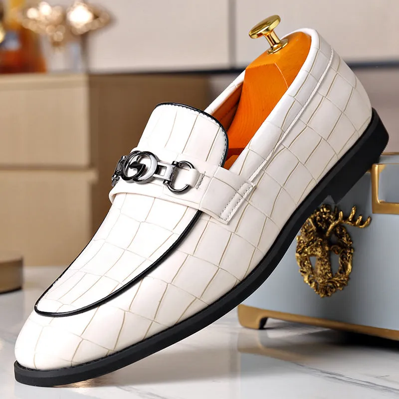 Men's business casual leather shoes with embossed pedal horsebit buckle in solid colour, rubber sole, wedge heel, sizes 38-48