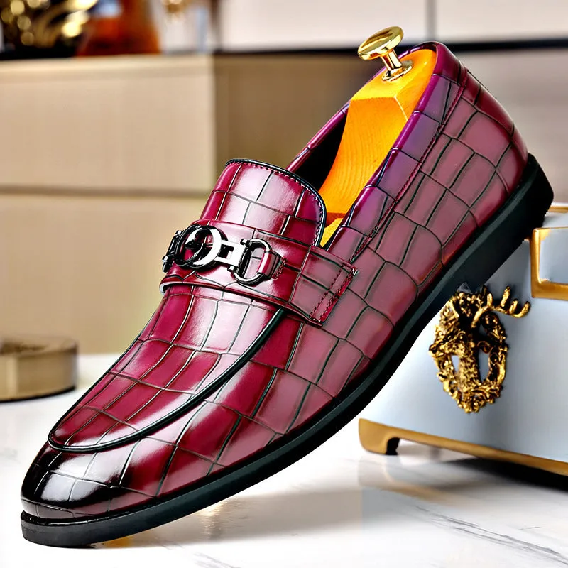 Men's business casual leather shoes with embossed pedal horsebit buckle in solid colour, rubber sole, wedge heel, sizes 38-48
