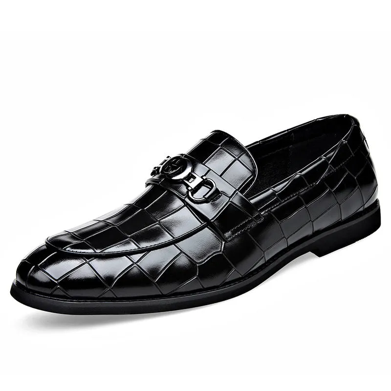 Men's business casual leather shoes with embossed pedal horsebit buckle in solid colour, rubber sole, wedge heel, sizes 38-48