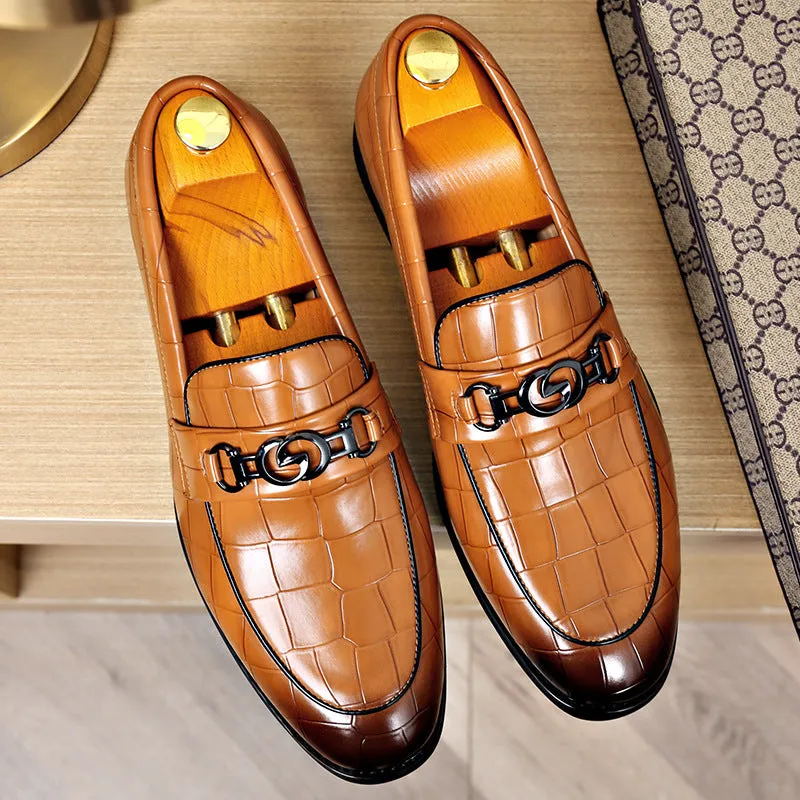 Men's business casual leather shoes with embossed pedal horsebit buckle in solid colour, rubber sole, wedge heel, sizes 38-48