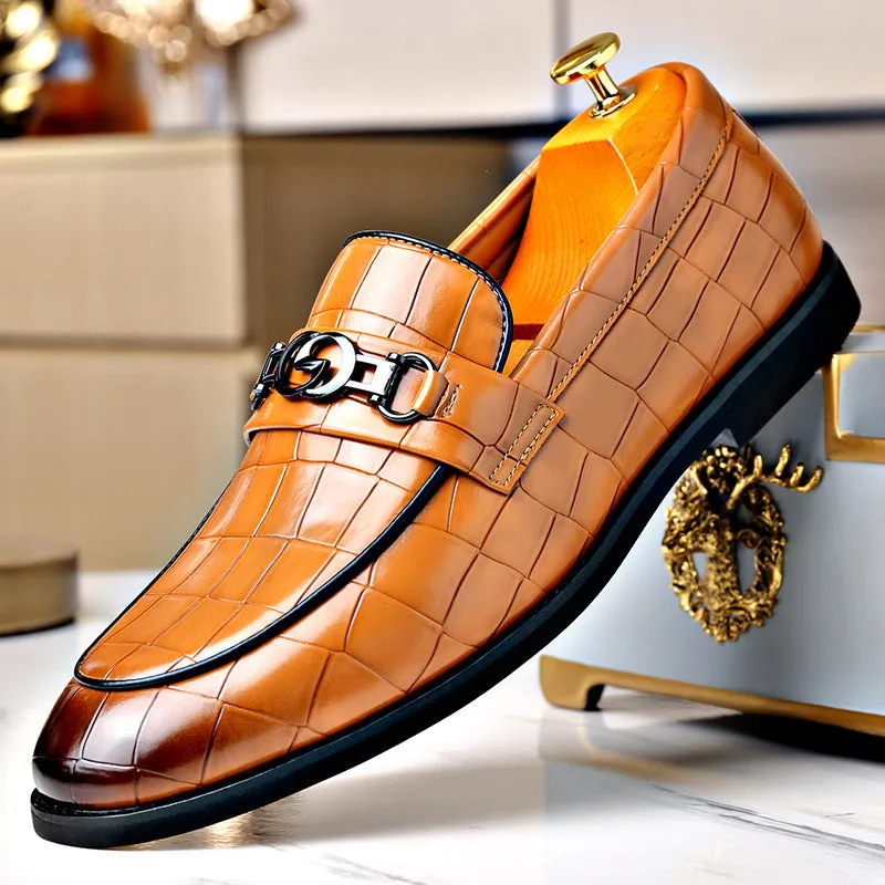Men's business casual leather shoes with embossed pedal horsebit buckle in solid colour, rubber sole, wedge heel, sizes 38-48