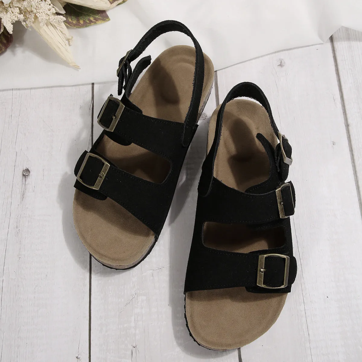 Women's cork beach sandals in beige with open toe and ankle buckle