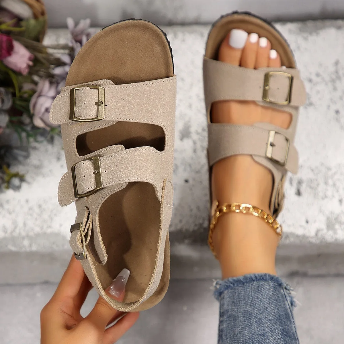 Women's cork beach sandals in beige with open toe and ankle buckle