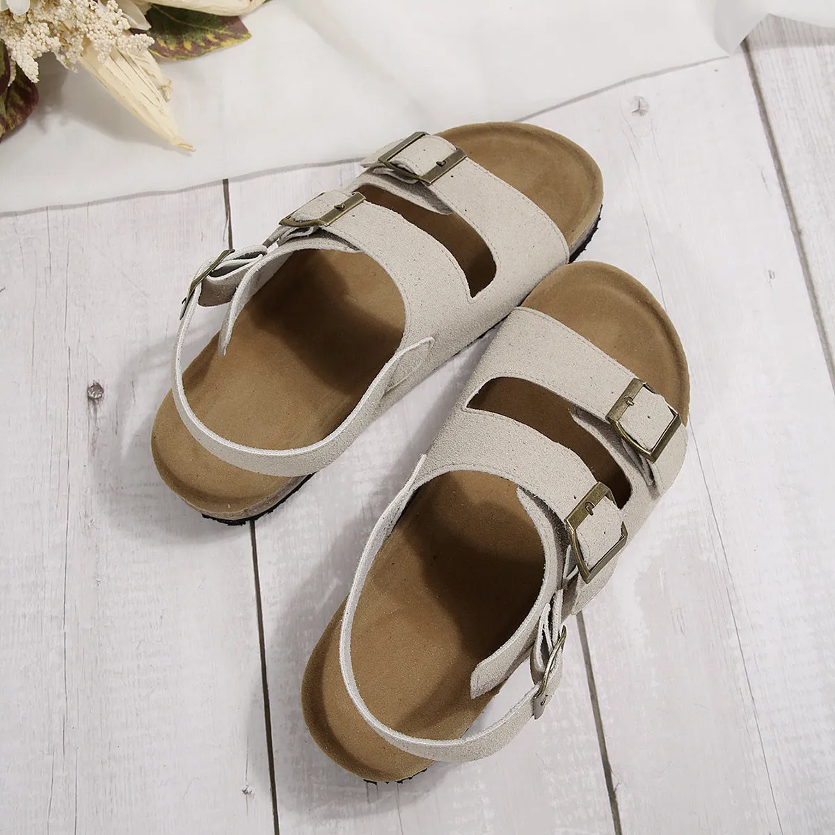 Women's cork beach sandals in beige with open toe and ankle buckle