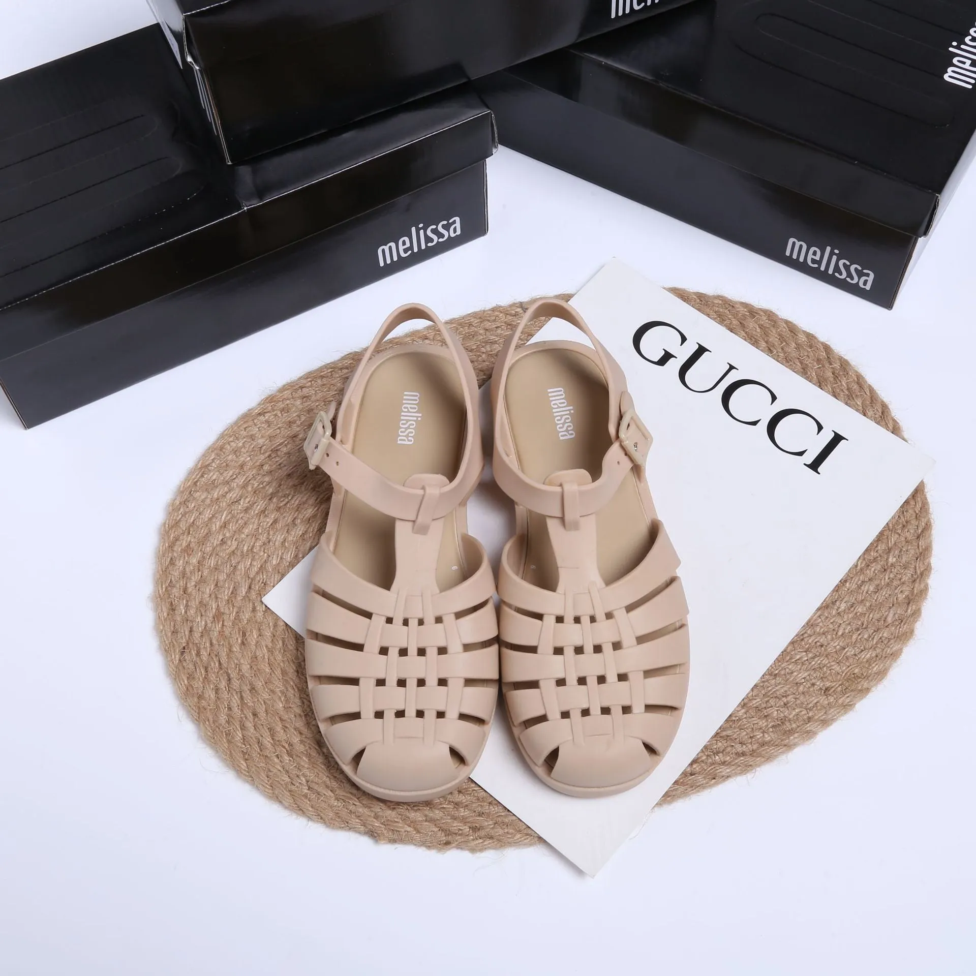 Vintage weave Roman sandals in black with adjustable buckle and injection-moulded sole.