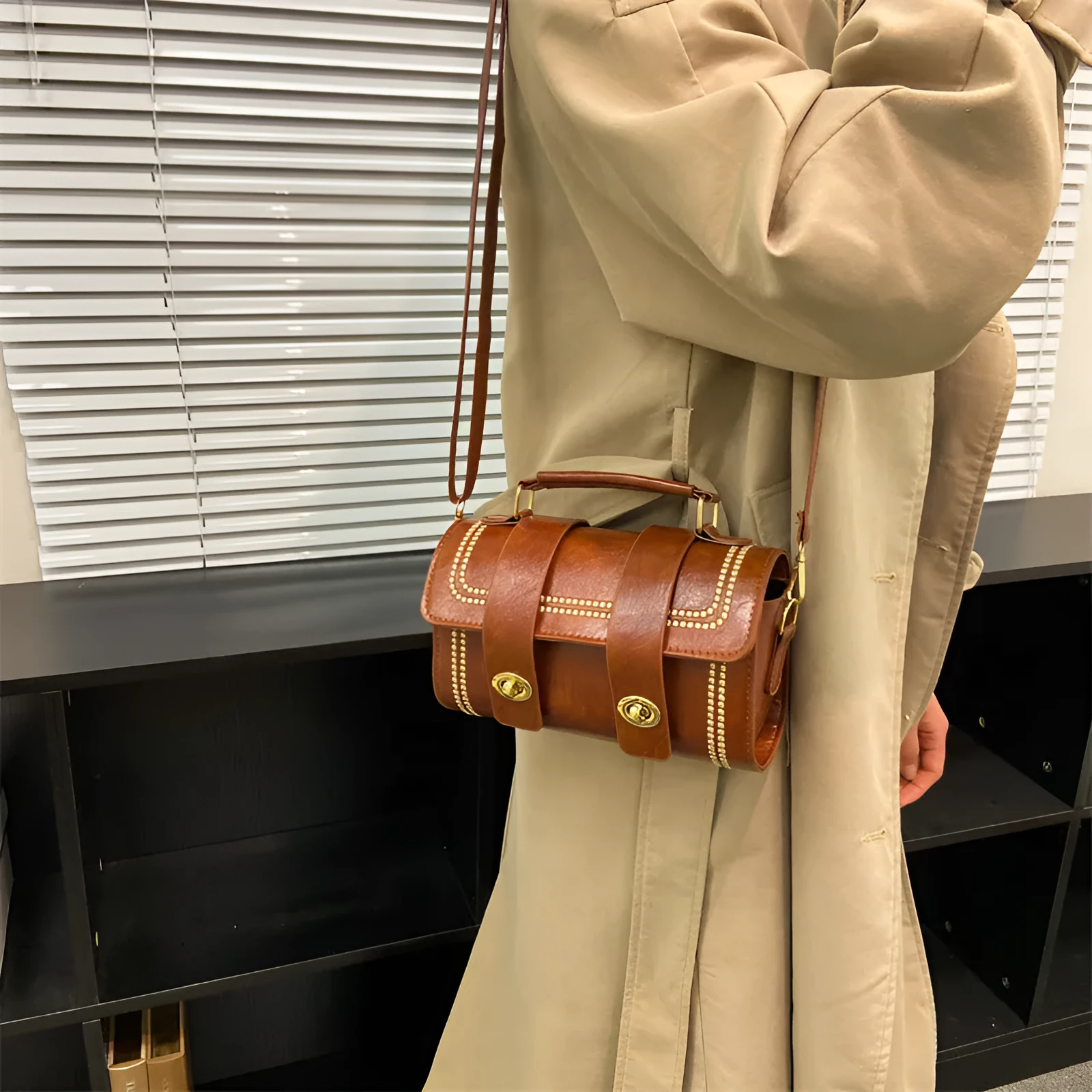 Versatile fashion portable messenger bag in black PU with three-dimensional pocket, square shape