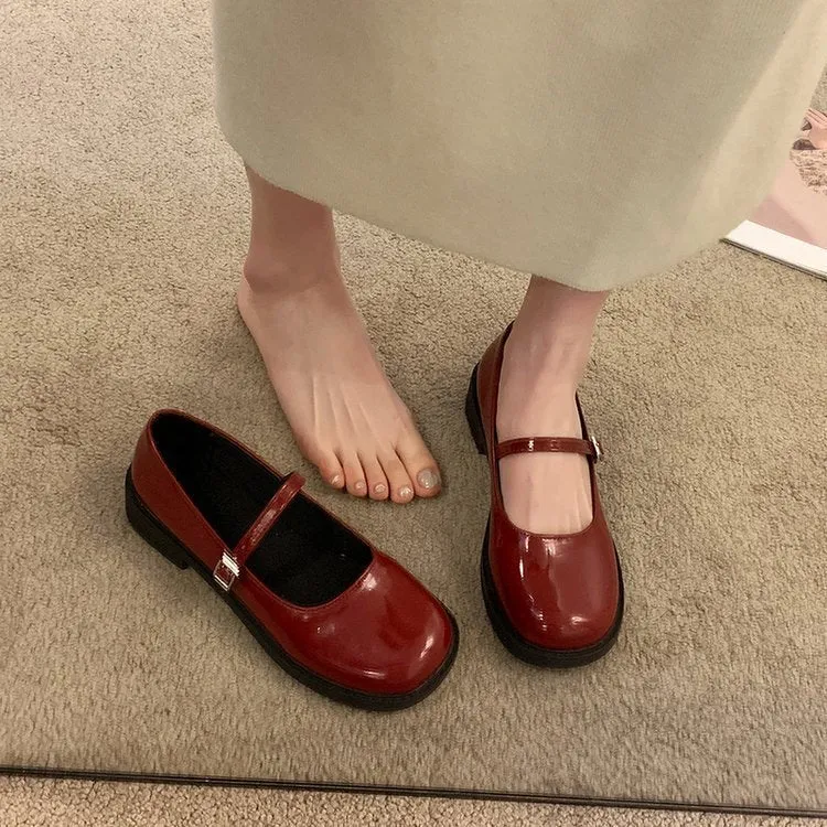 Women's solid colour French vintage leather shoes with flat heel and round toe in red, black and grey options