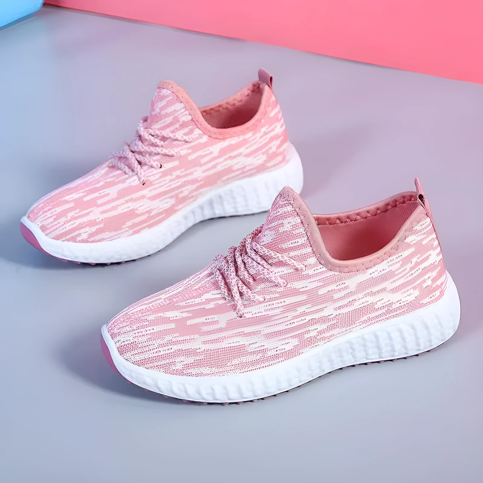 Quick-drying breathable striped sports shoes with composite sole and pointed toe, available in multiple colours.
