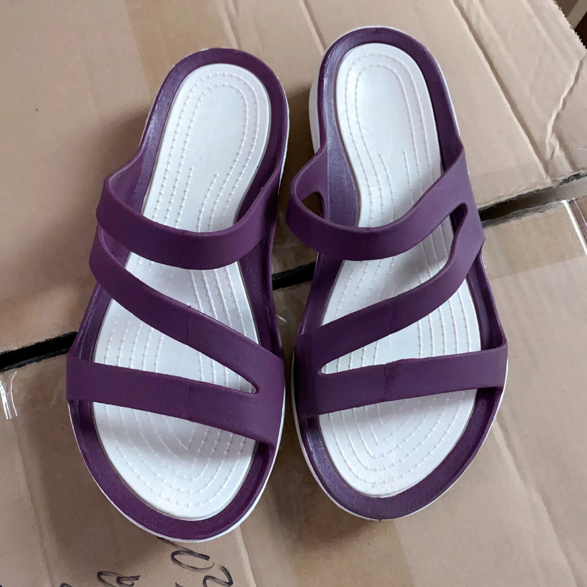 Women's solid colour beach sandals in casual style with breathable construction