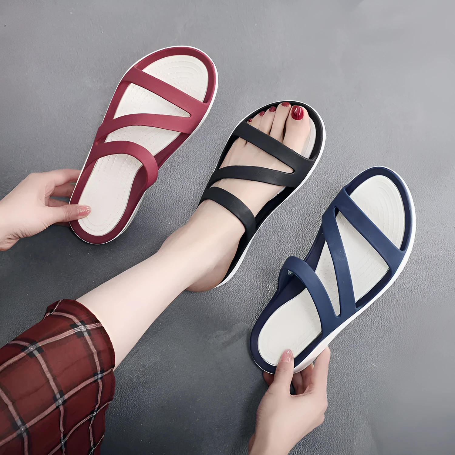 Women's solid colour beach sandals in casual style with breathable construction