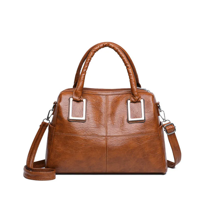 Women's large capacity shoulder bag in horizontal square shape with internal organisation pockets