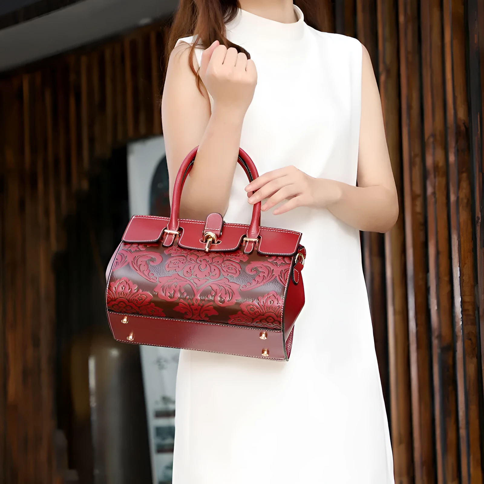 Women's oval vintage crossbody handbag in genuine leather with embossing details and internal organisers