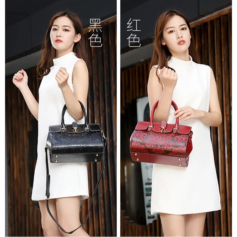 Women's oval vintage crossbody handbag in genuine leather with embossing details and internal organisers