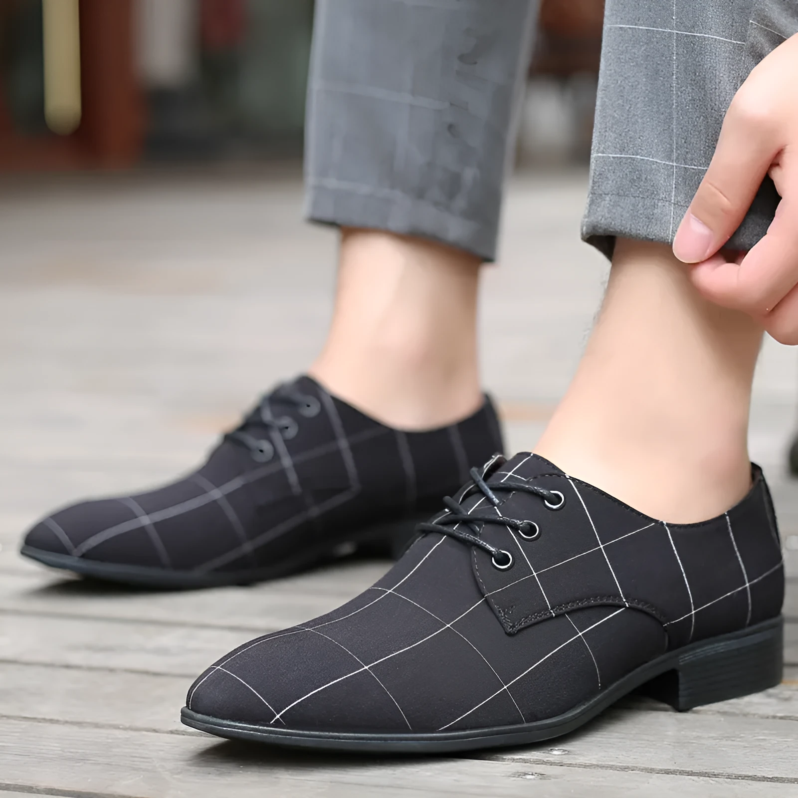 Men's casual canvas leather lace-up shoes with grid pattern, black colour, low heel