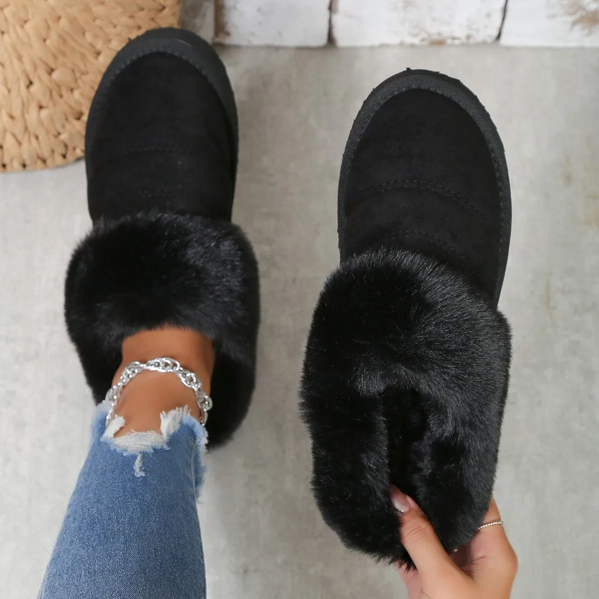 Women's winter plush slippers in solid colour, thick cotton sole with chunky heel, rubber outsole