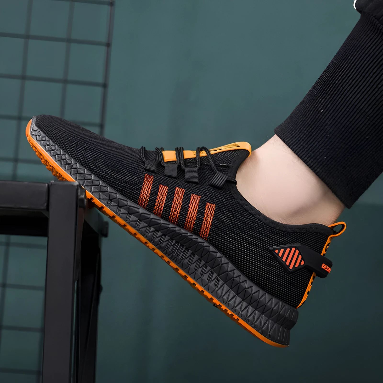 Men's summer casual low-top running shoes in black with front tie lace-up closure, sizes 39-44