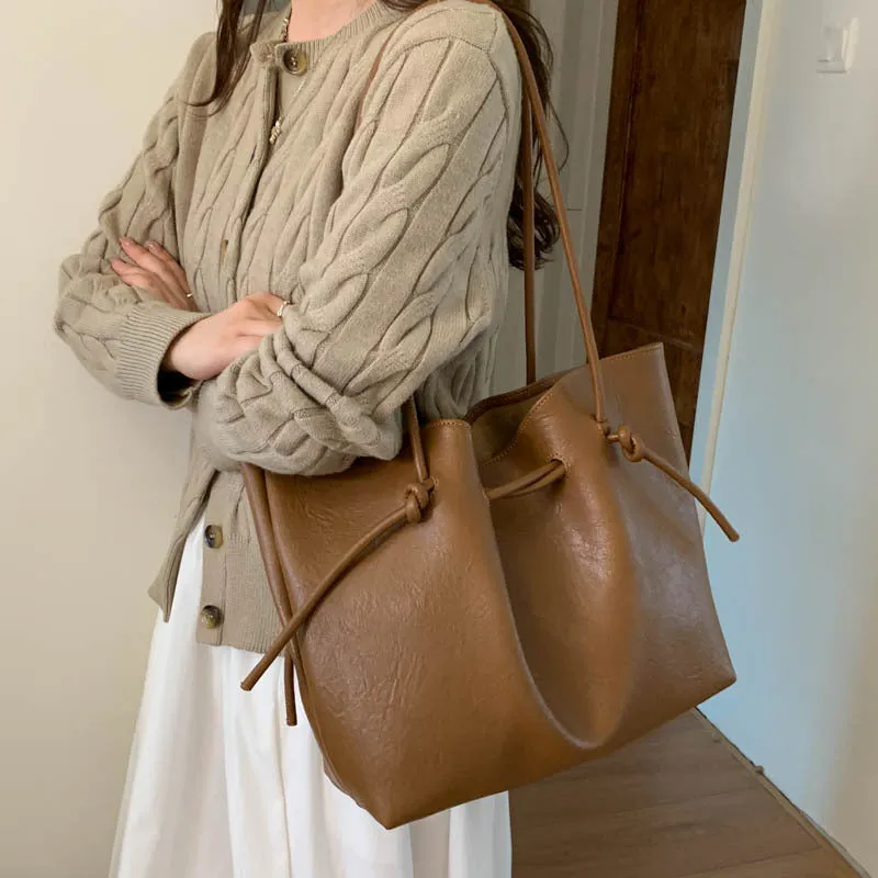 Retro easy matching shoulder commuter tote bag in PU with fold details, black colour, medium hardness
