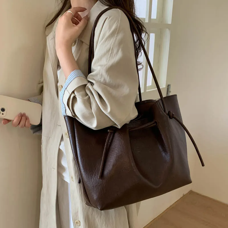 Retro easy matching shoulder commuter tote bag in PU with fold details, black colour, medium hardness