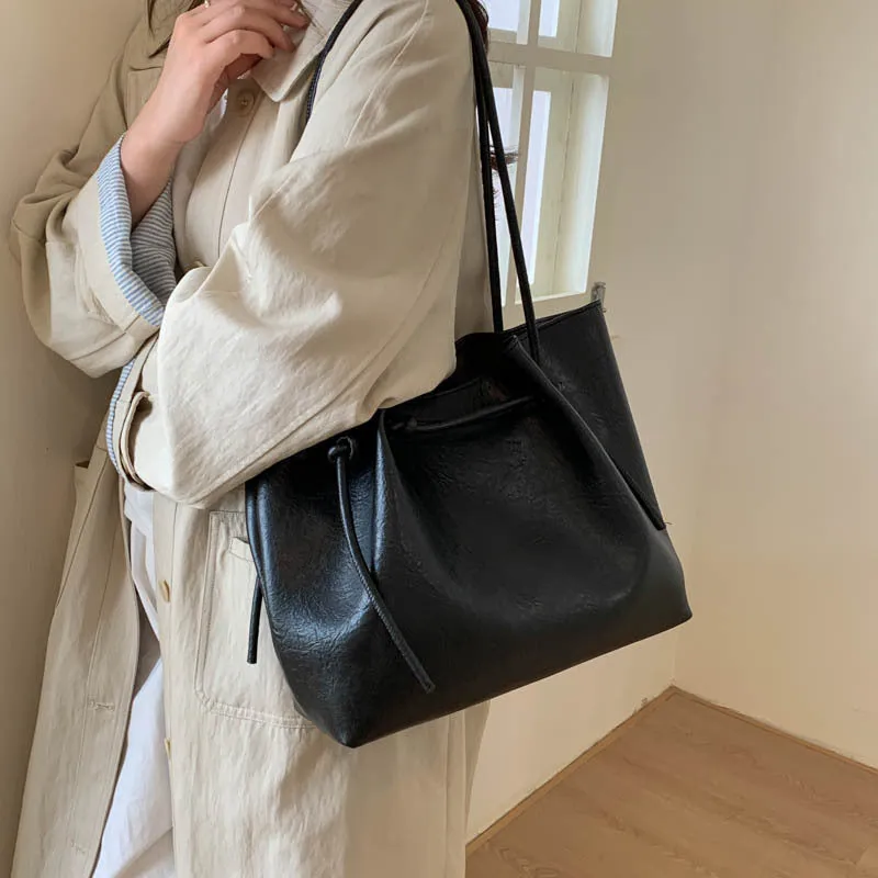 Retro easy matching shoulder commuter tote bag in PU with fold details, black colour, medium hardness