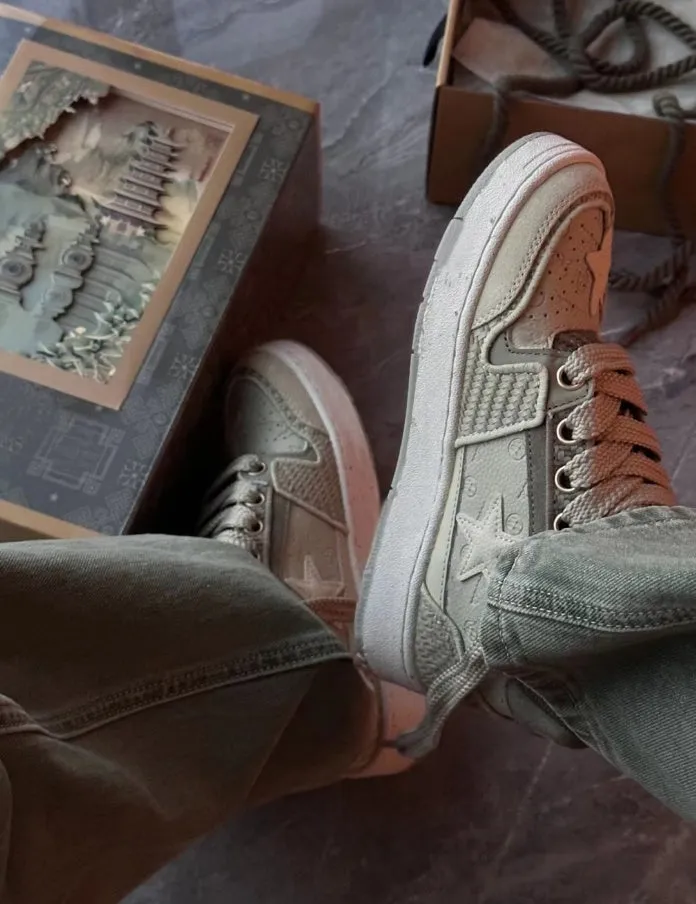 Green star-pattern low-top casual shoes with lace-up front and thick rubber sole.