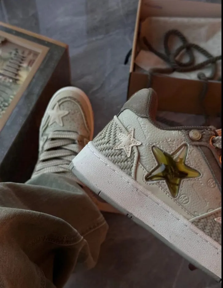 Green star-pattern low-top casual shoes with lace-up front and thick rubber sole.