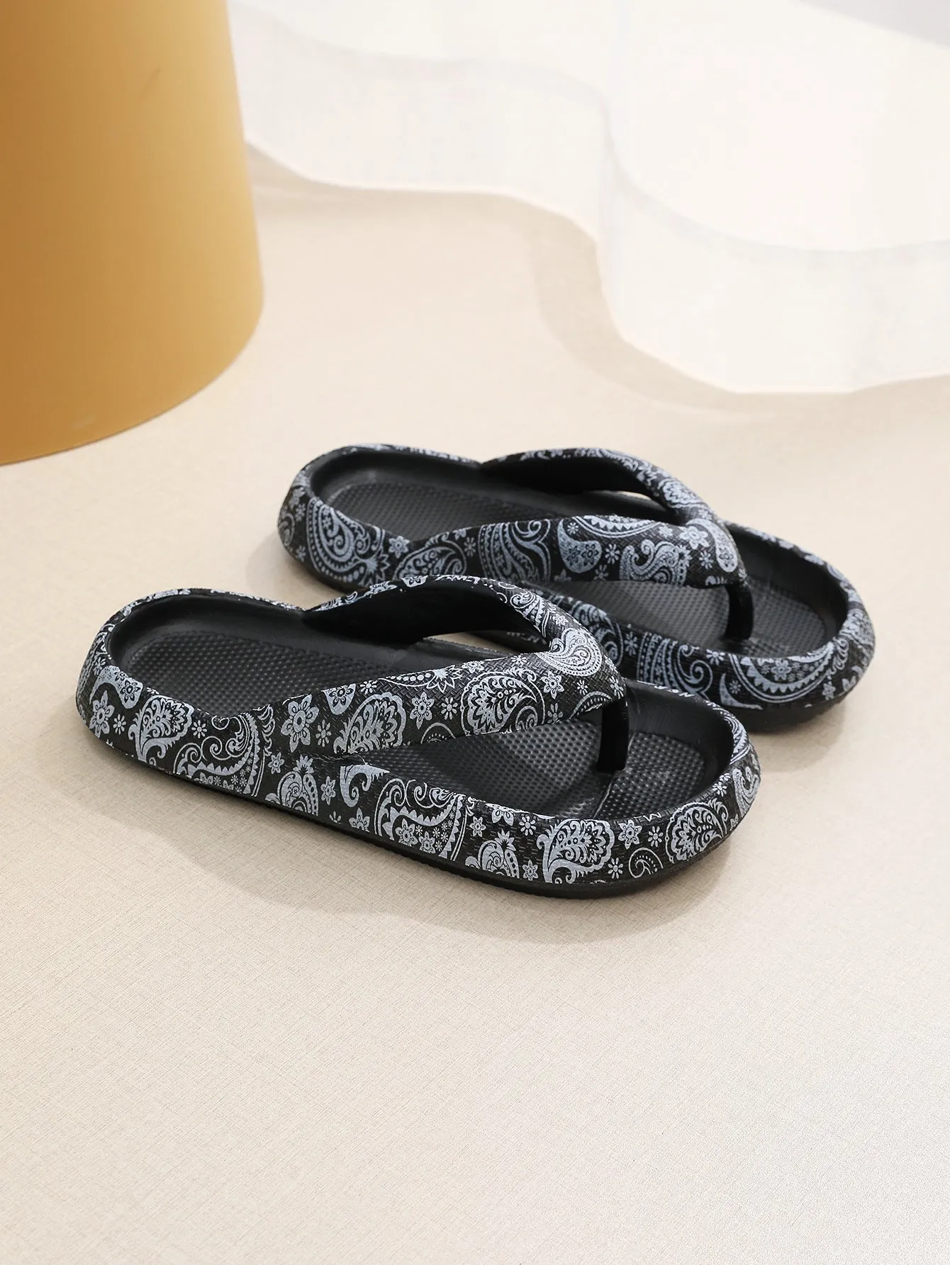 Women's thick-soled EVA flip-flops in various colours with herringbone toe holder
