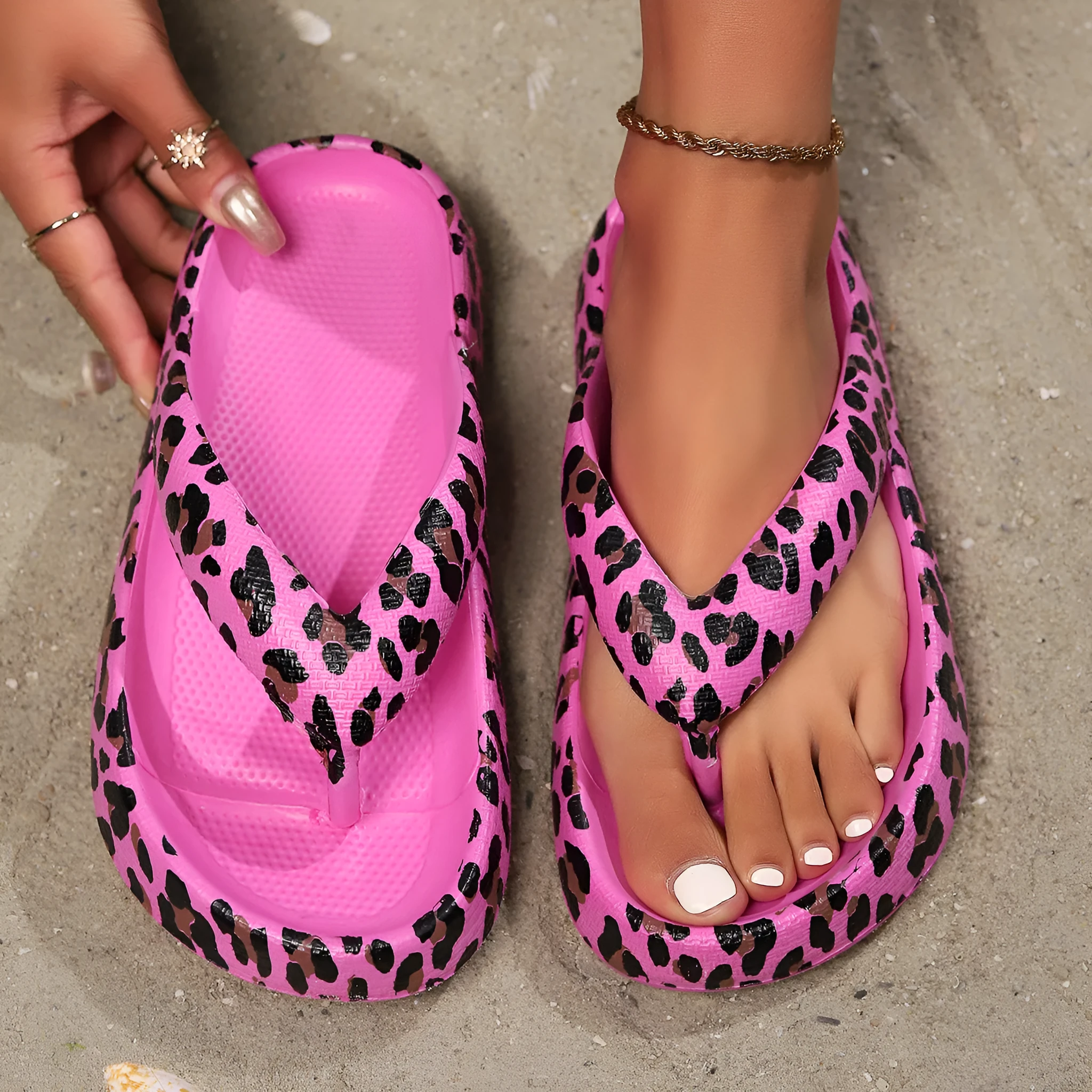 Women's thick-soled EVA flip-flops in various colours with herringbone toe holder