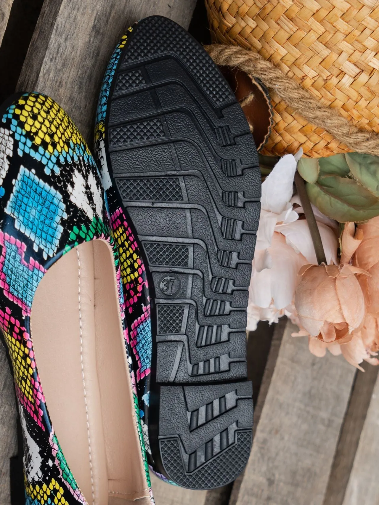 Women's flat pointed toe casual shoes, artificial PU upper, rubber sole, solid colour, low top pumps