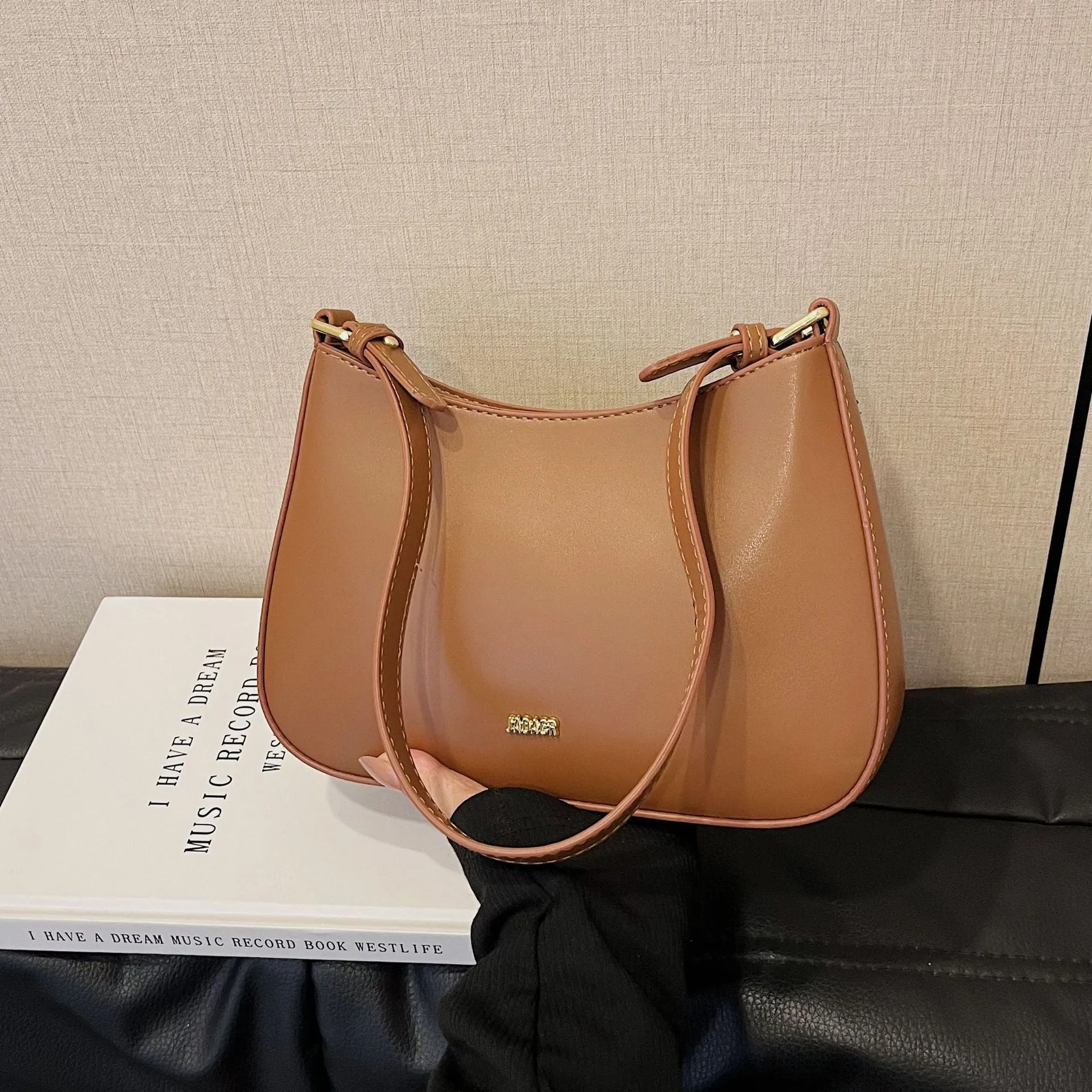 Retro women's cross-body underarm bag in PU leather, horizontal square shape, 25cm width, five colour options: black, caramel, khaki, white, wine red