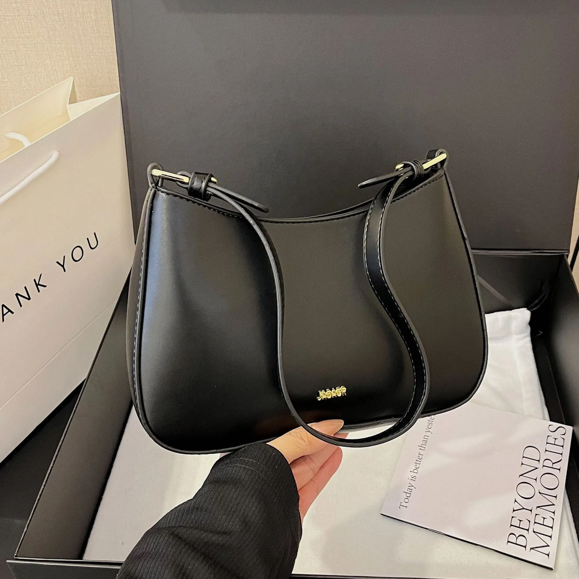 Retro women's cross-body underarm bag in PU leather, horizontal square shape, 25cm width, five colour options: black, caramel, khaki, white, wine red