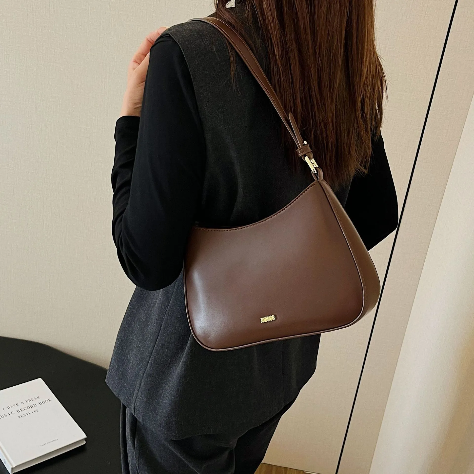 Retro women's cross-body underarm bag in PU leather, horizontal square shape, 25cm width, five colour options: black, caramel, khaki, white, wine red