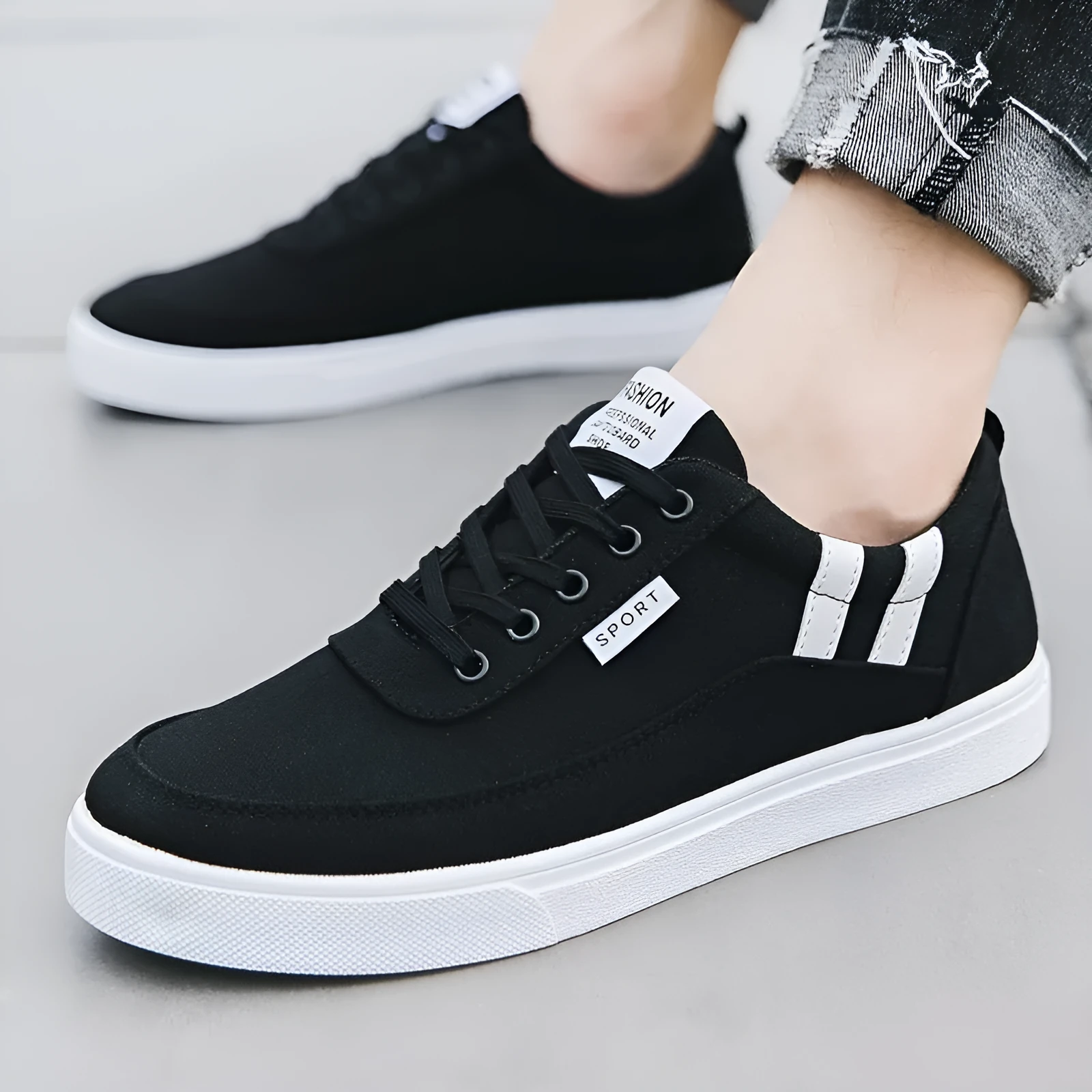 Men's black cloth cover low top canvas shoes with lace-up closure and rubber sole