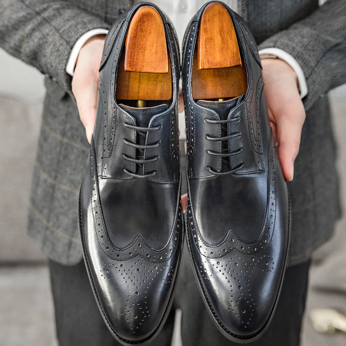 Men's burgundy British pointed-toe brogues with carved patterns for wedding and business formal wear