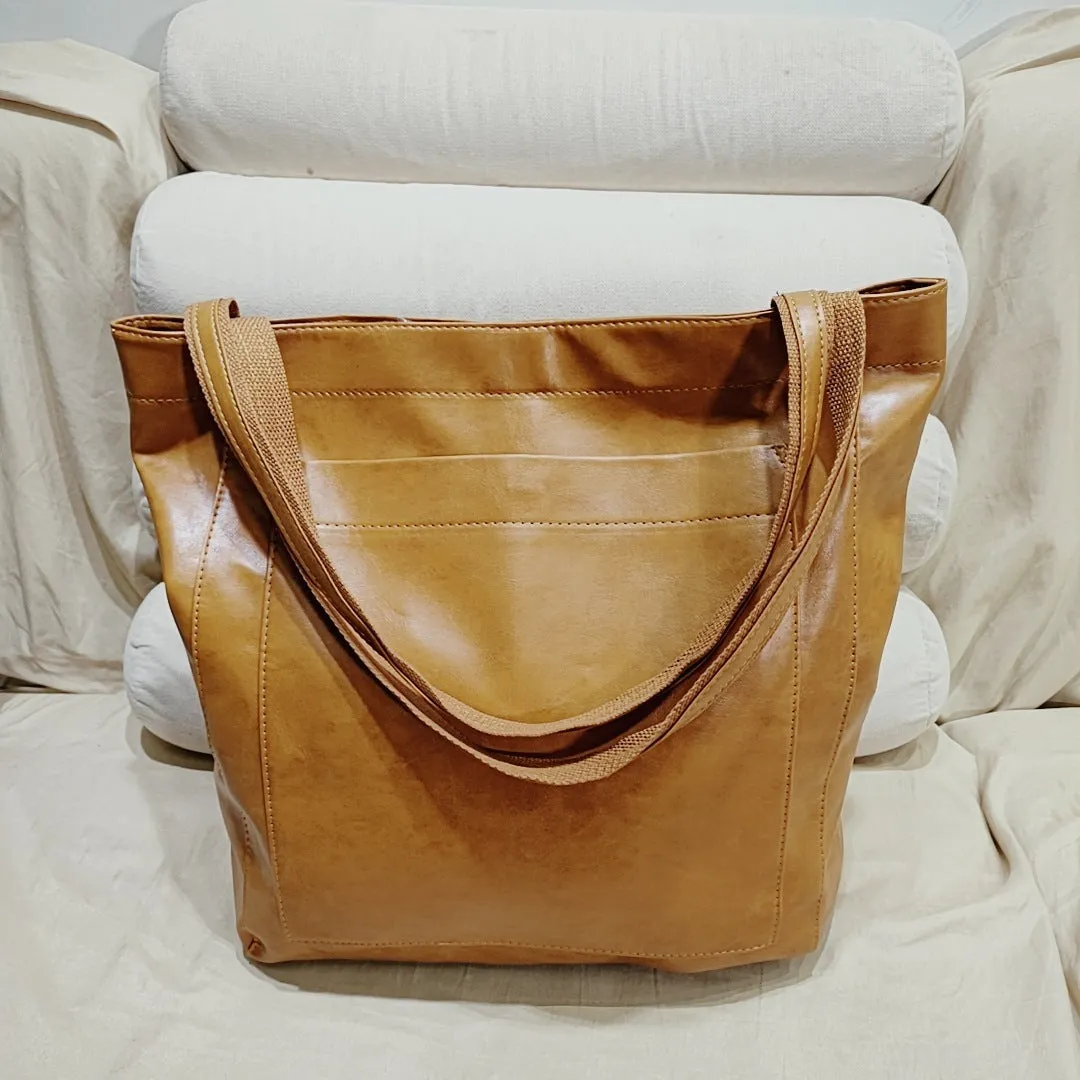 Women's PU shoulder handbag square vertical shape zipper pocket vintage sewing line detail brown black