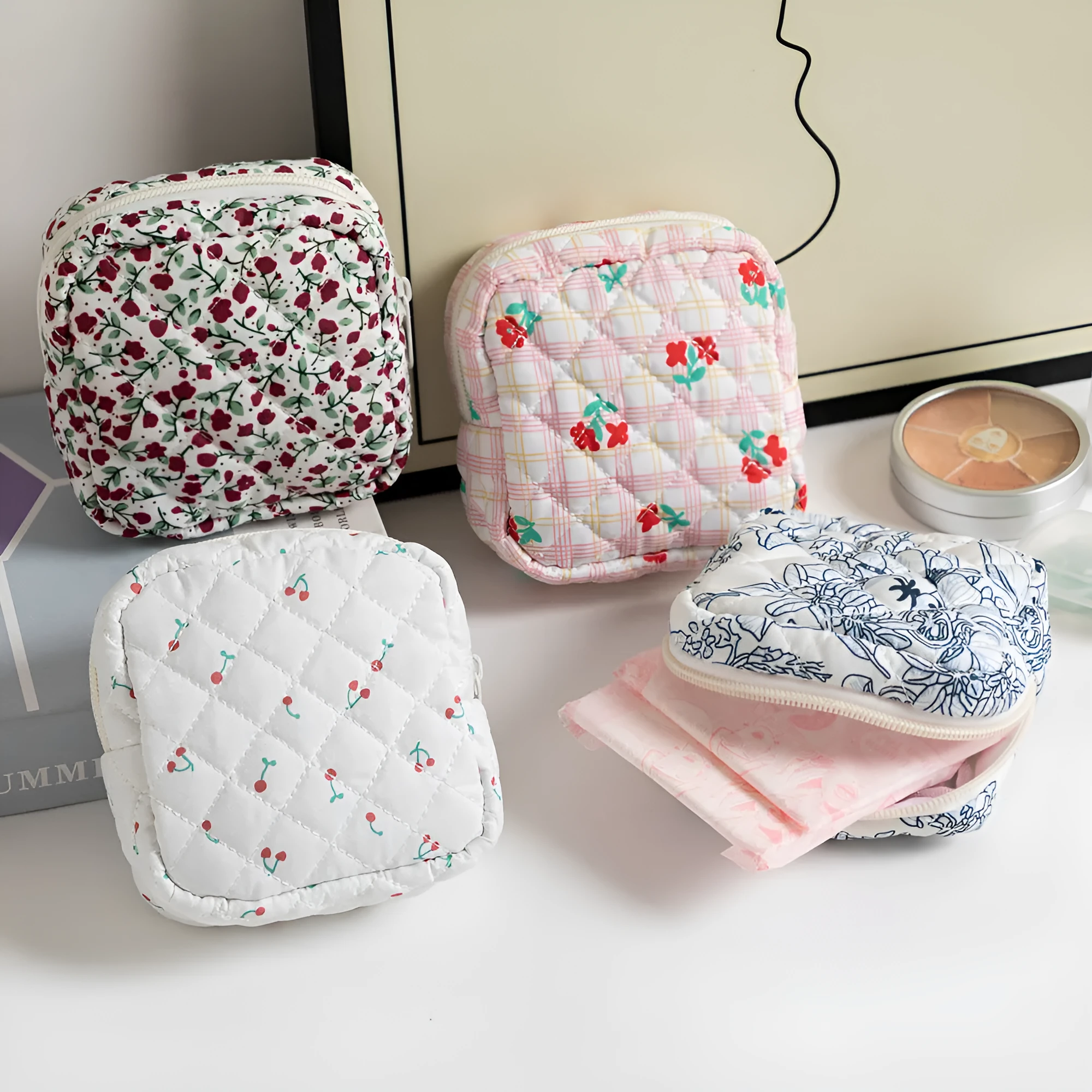 Cute Change women's key storage bag in a floral print made from breathable polyester fabric.