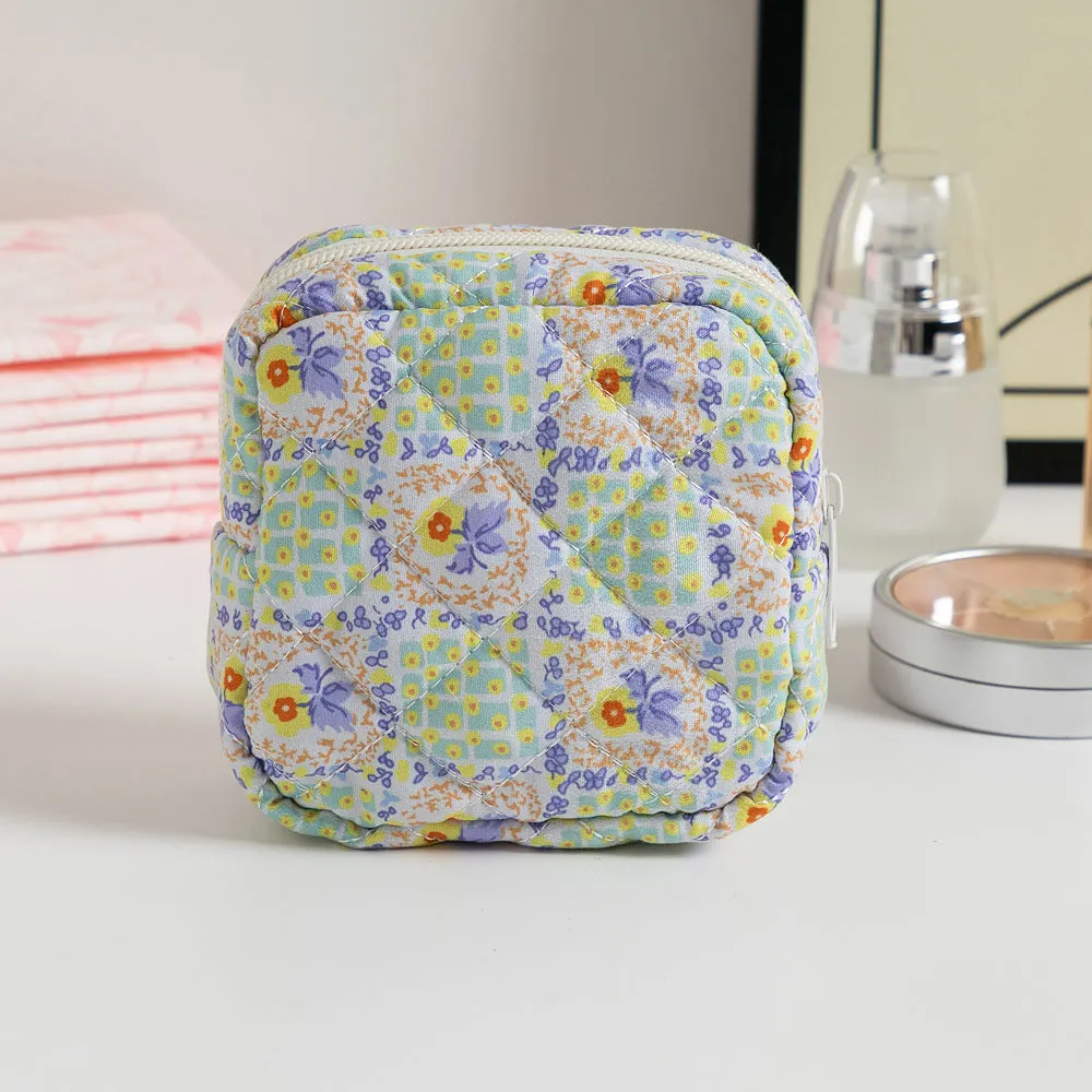 Cute Change women's key storage bag in a floral print made from breathable polyester fabric.