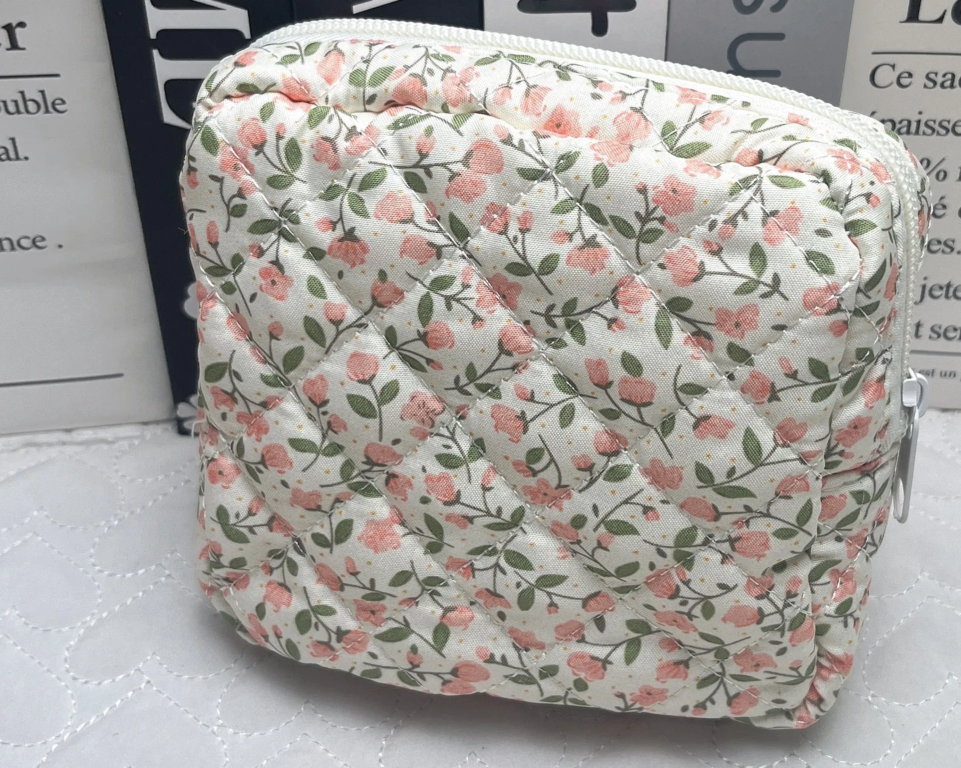 Cute Change women's key storage bag in a floral print made from breathable polyester fabric.
