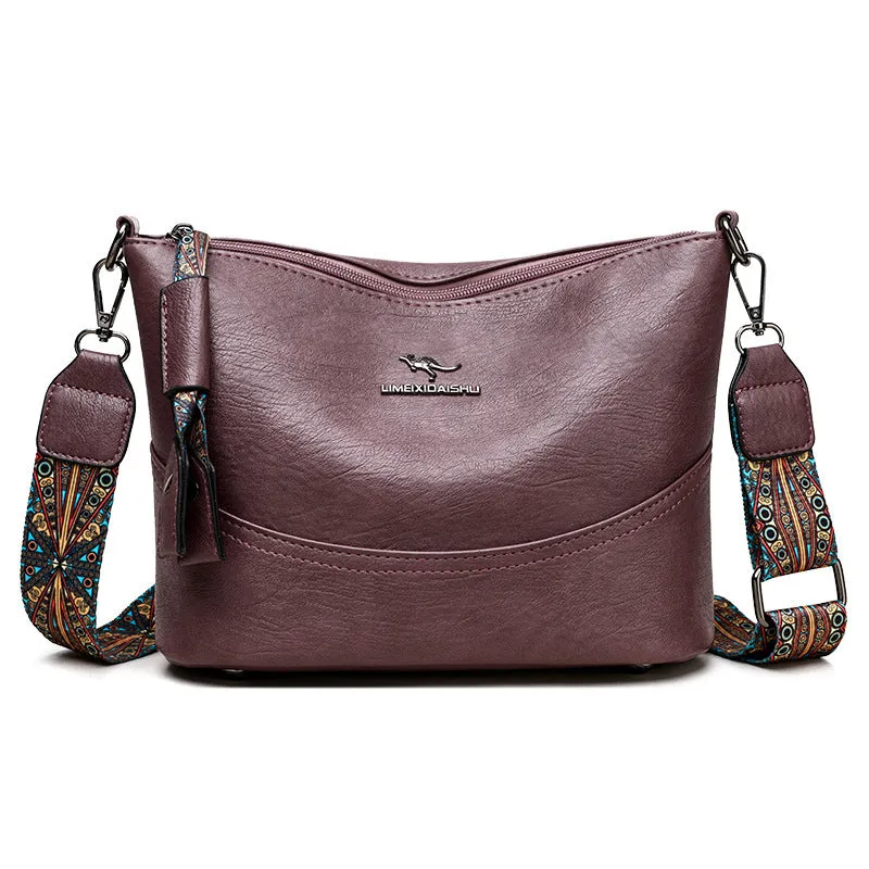 Women's bucket bag in PU leather, crossbody style, outer pocket, black colour, horizontal square shape