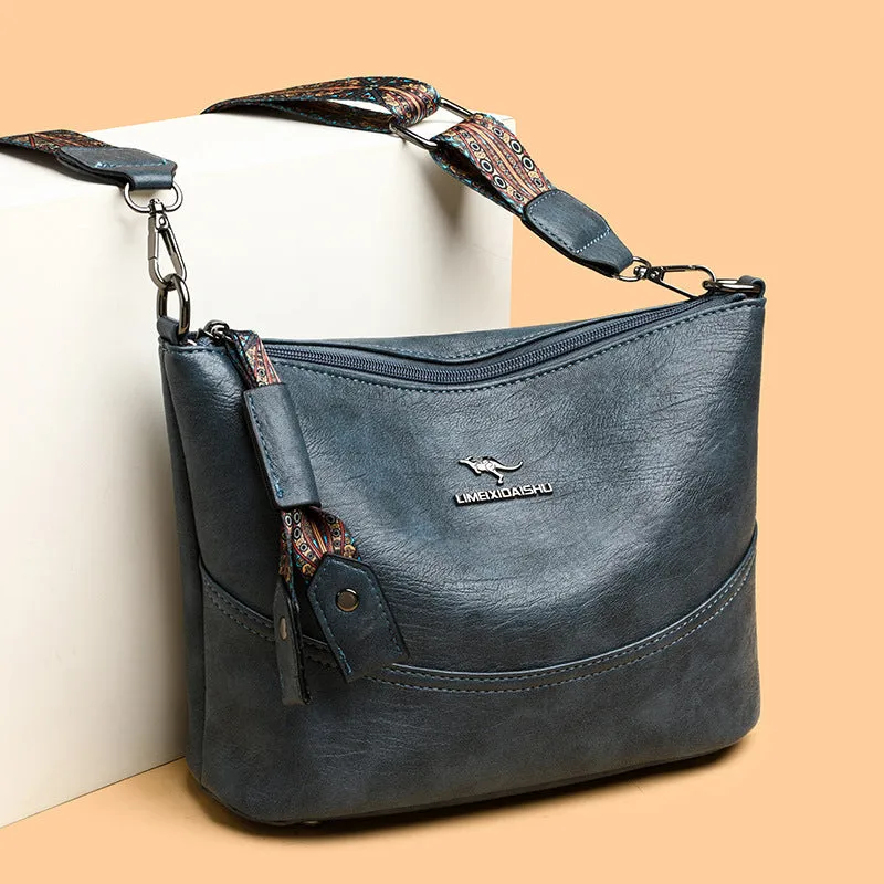 Women's bucket bag in PU leather, crossbody style, outer pocket, black colour, horizontal square shape