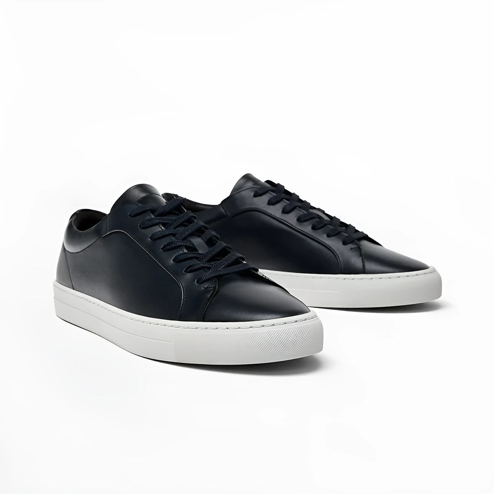 Simple lace leather casual sneakers with flat bottom, low top, available in black leather and other colours