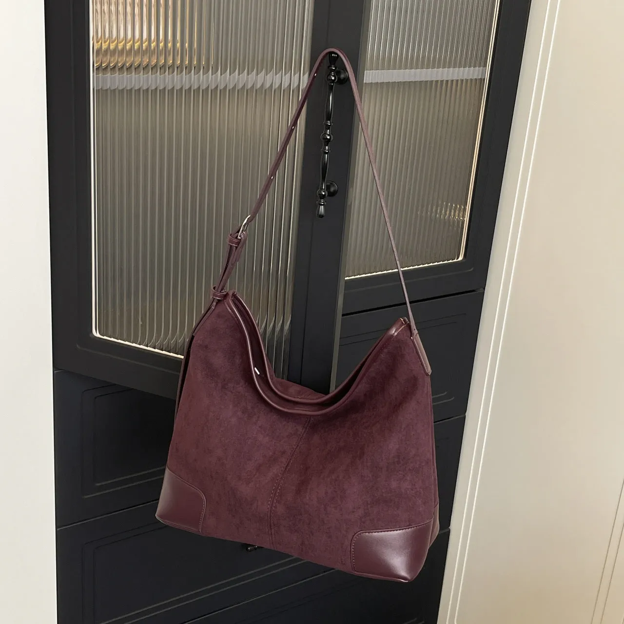 Women's PU leather retro shoulder crossbody bag in brown with ribbon pendant, horizontal shape, sandwich pocket