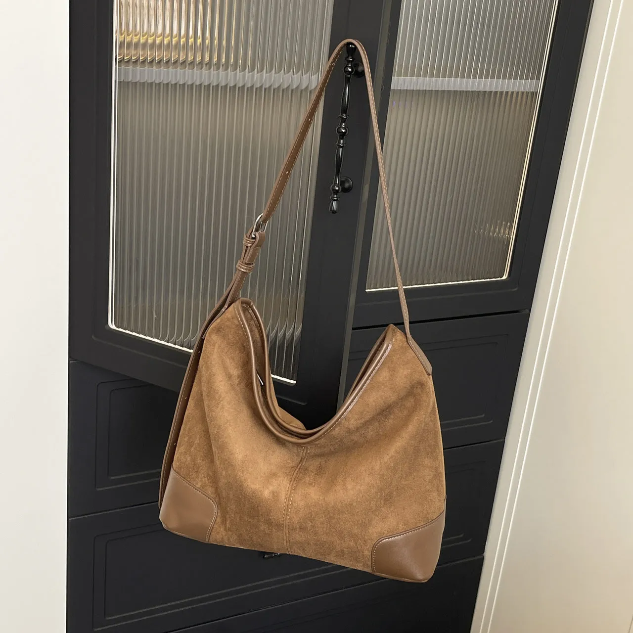 Women's PU leather retro shoulder crossbody bag in brown with ribbon pendant, horizontal shape, sandwich pocket