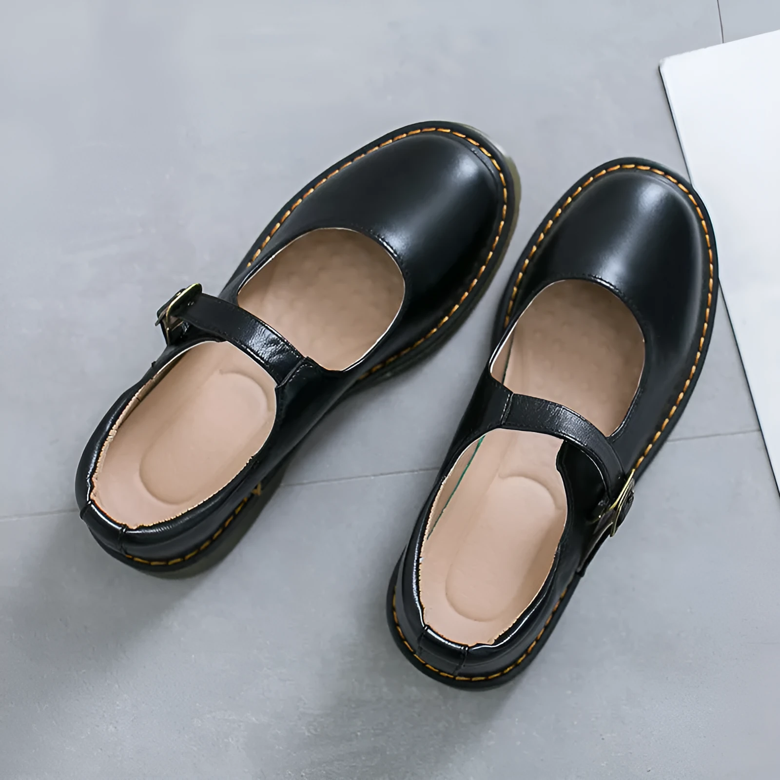 Women's solid colour round toe low-cut flat retro shoes with buckle closure in black