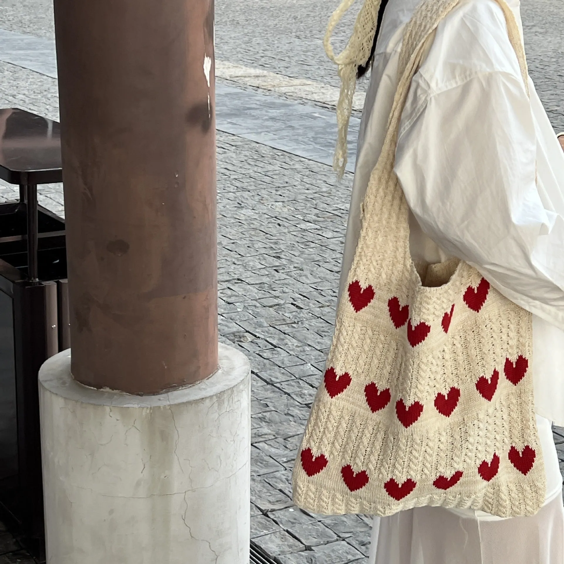 Hand-woven hollow shoulder bag in cotton and linen, beige colour, open pocket design with double straps