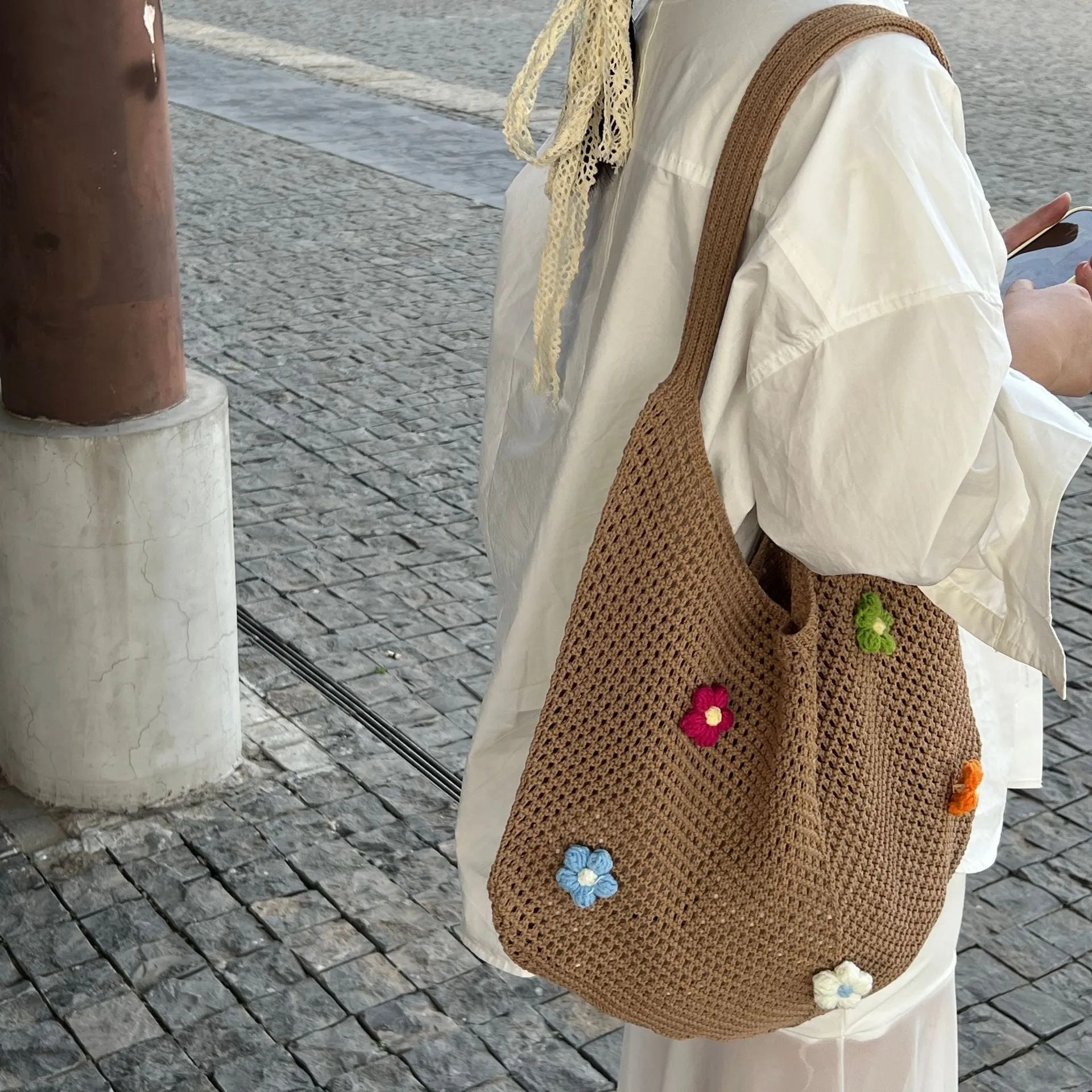 Hand-woven hollow shoulder bag in cotton and linen, beige colour, open pocket design with double straps