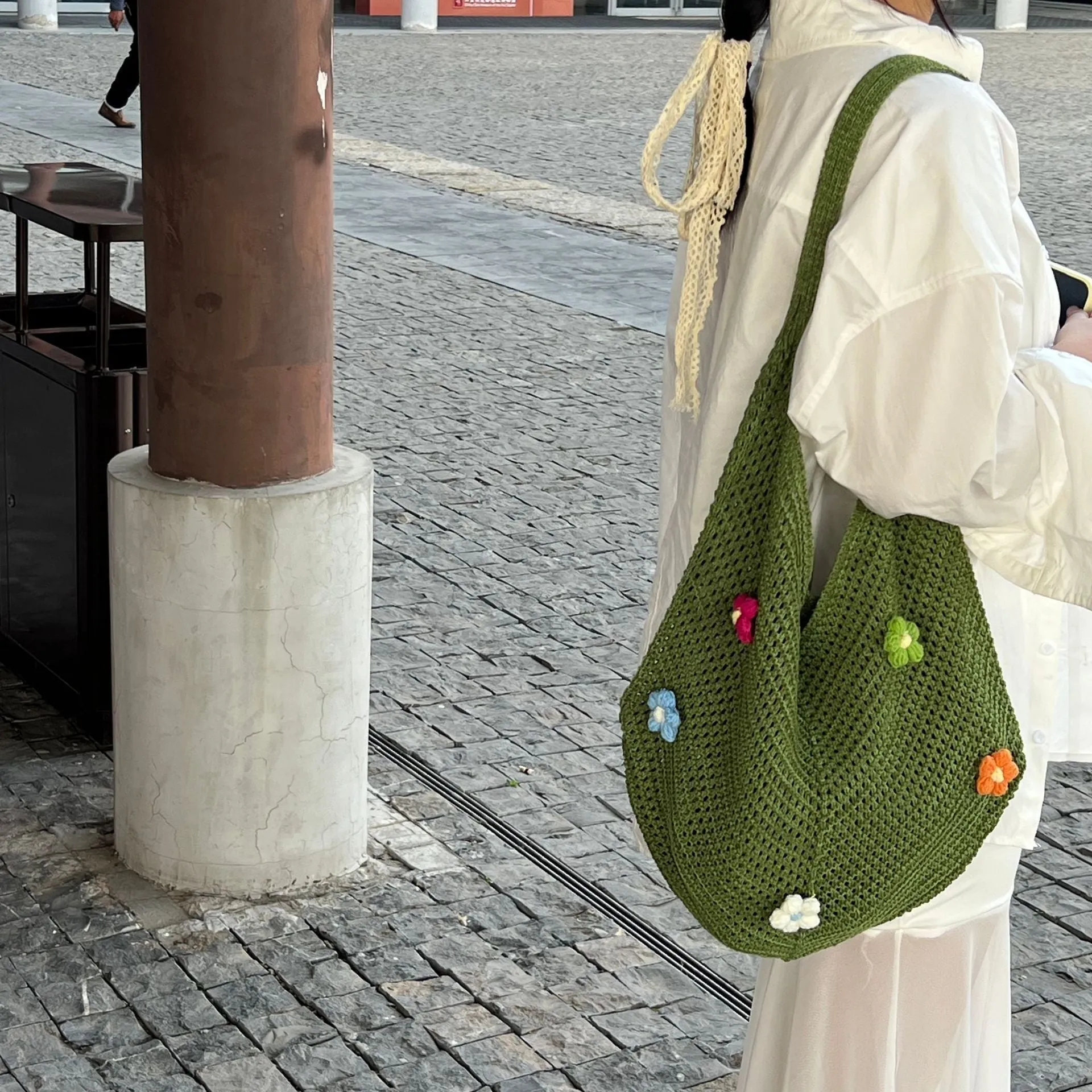 Hand-woven hollow shoulder bag in cotton and linen, beige colour, open pocket design with double straps