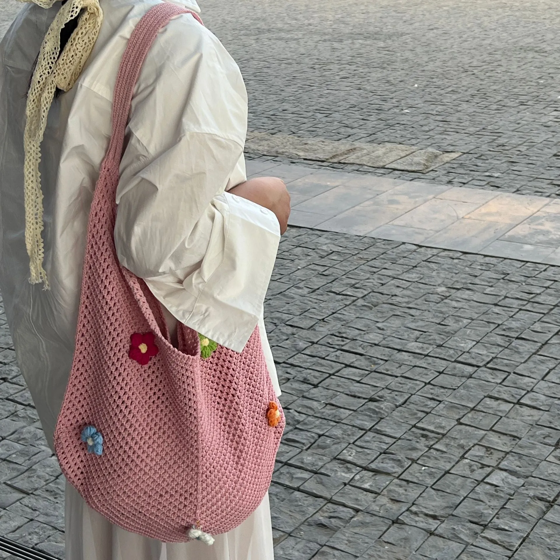 Hand-woven hollow shoulder bag in cotton and linen, beige colour, open pocket design with double straps