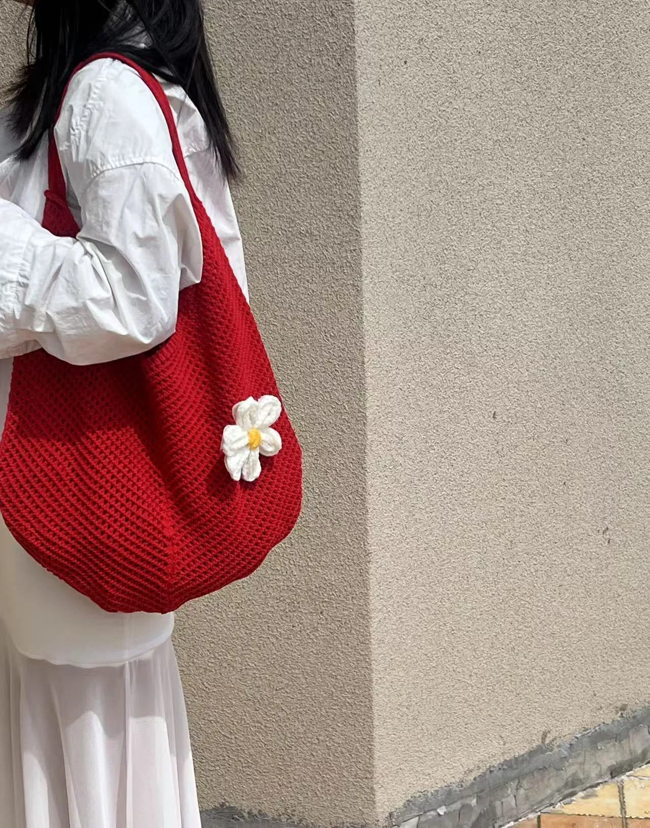 Hand-woven hollow shoulder bag in cotton and linen, beige colour, open pocket design with double straps
