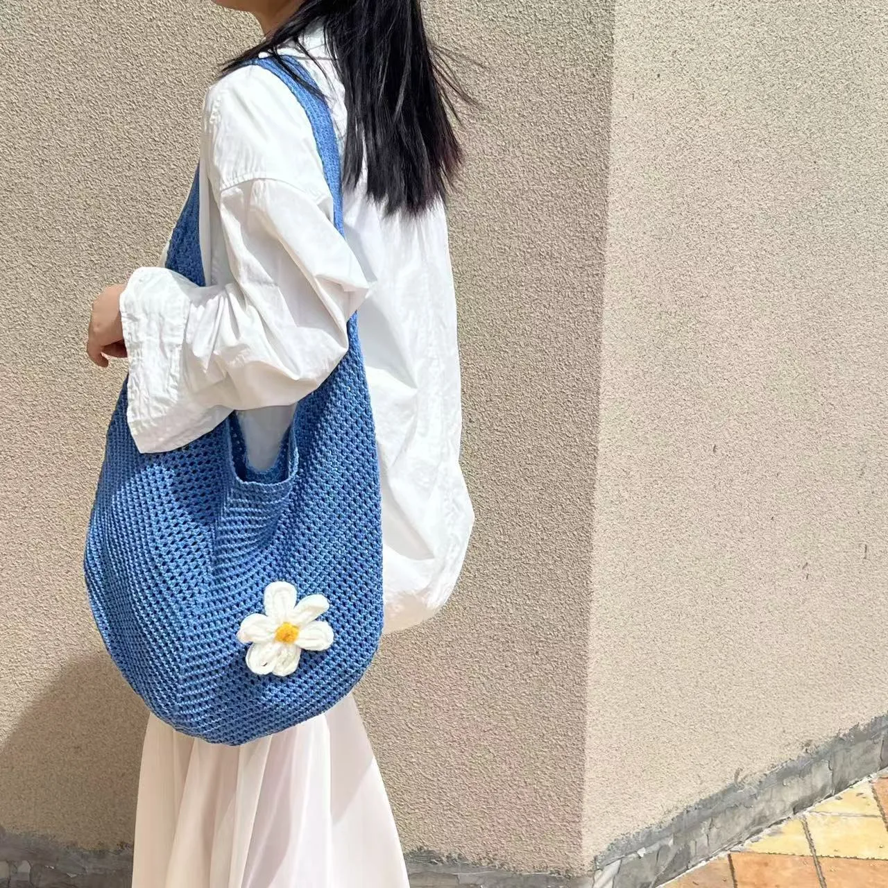 Hand-woven hollow shoulder bag in cotton and linen, beige colour, open pocket design with double straps